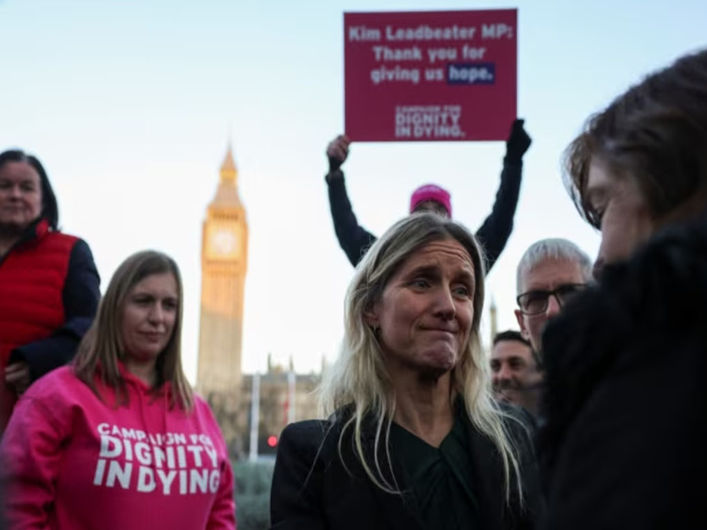 plakat unjuk rasa ruu euthanasia di London