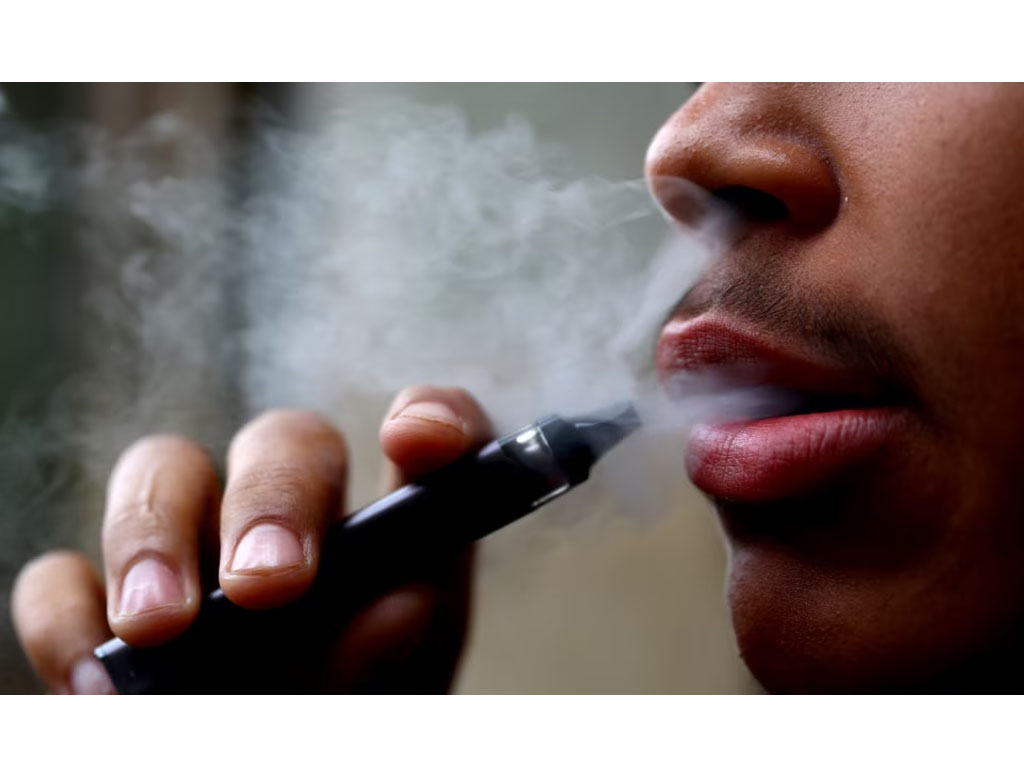 pria pakai vaping di inggris