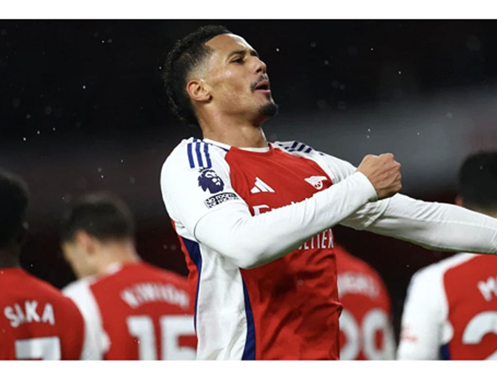 pemain arsenal rayakan kemenangan