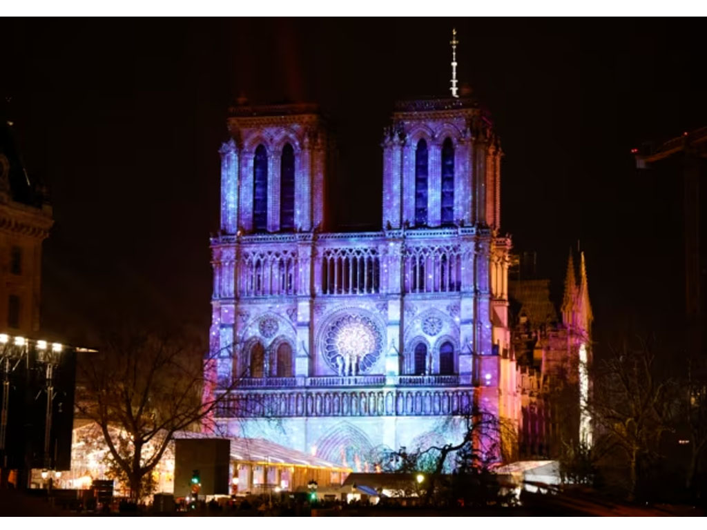 Katedral Notre-Dame de Paris di malam hari