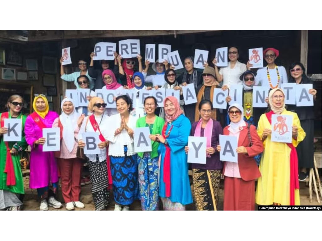 Perempuan Berkebaya Indonesia
