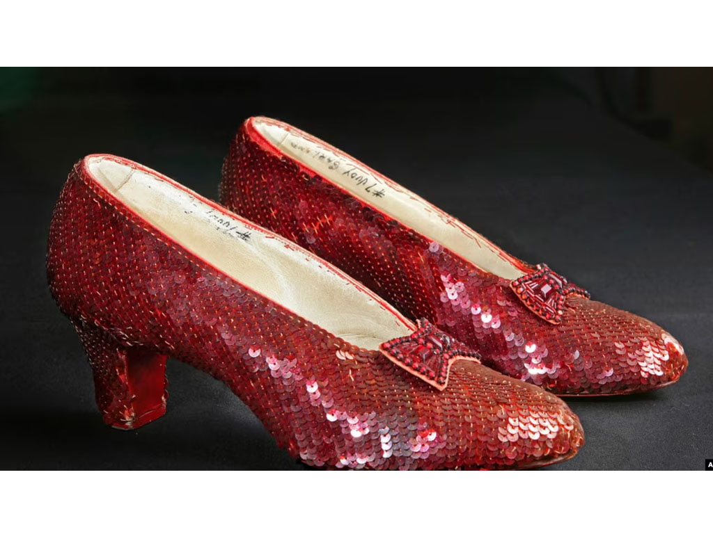 Sepatu dipakai aktris Judy Garland