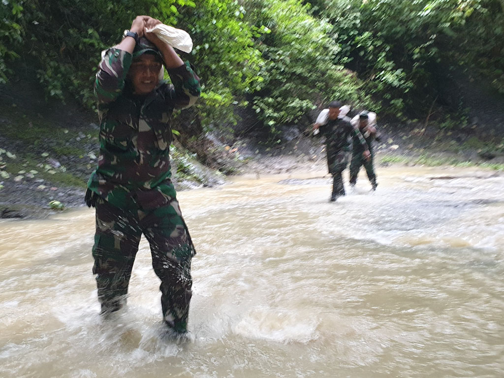 prajurit korem lw bawa material ke makam cut meutia4