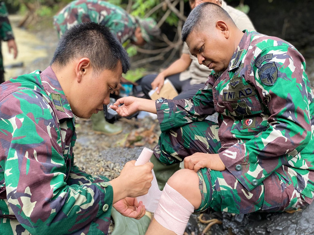 prajurit korem lw bawa material ke makam cut meutia6