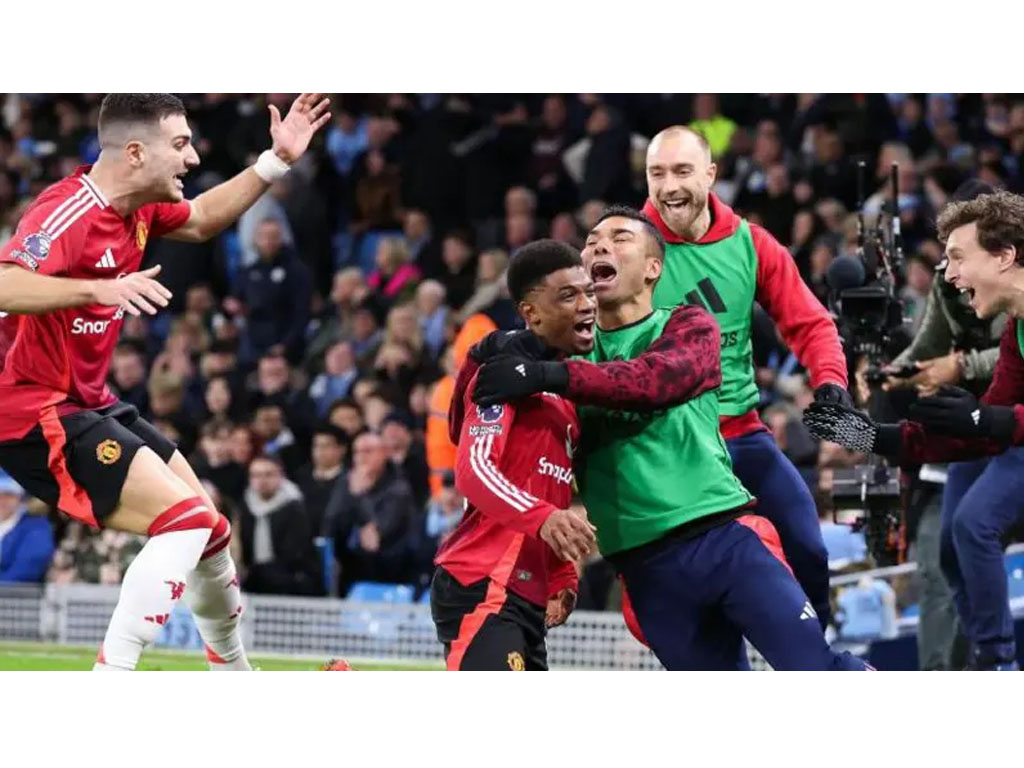 pemain MU rayakan gol