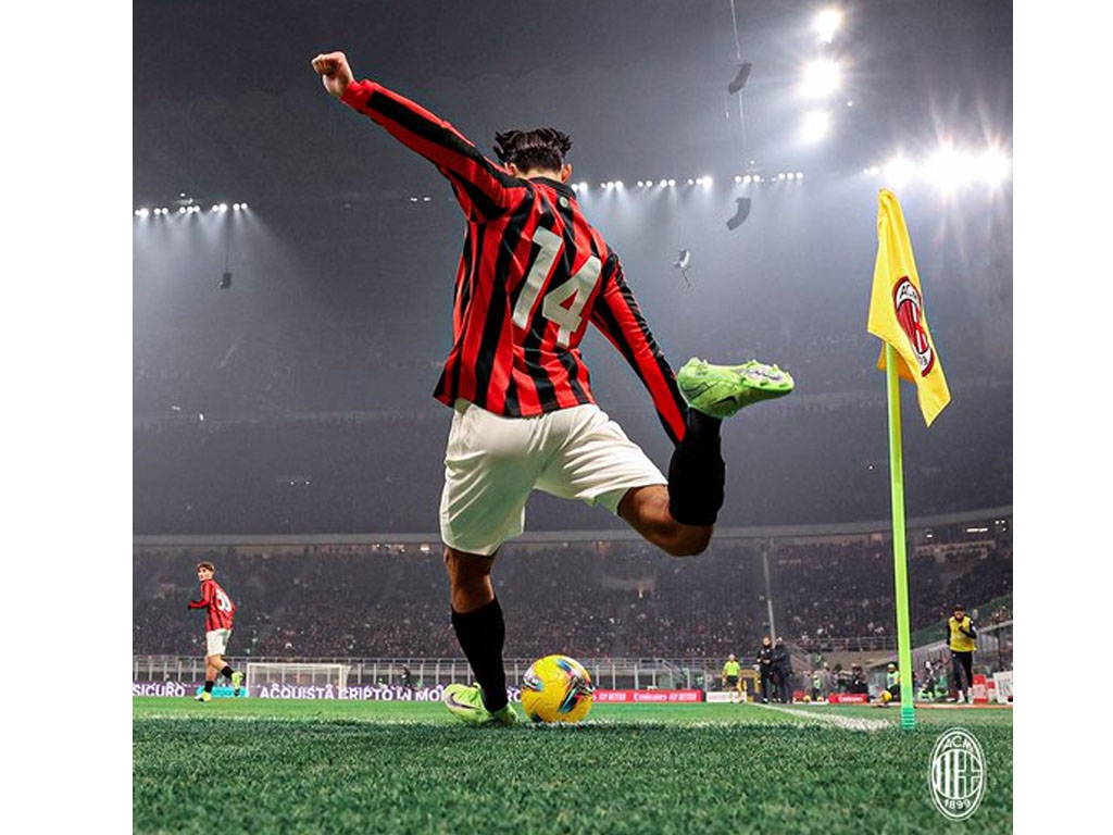 pemain Milan sepak pojok