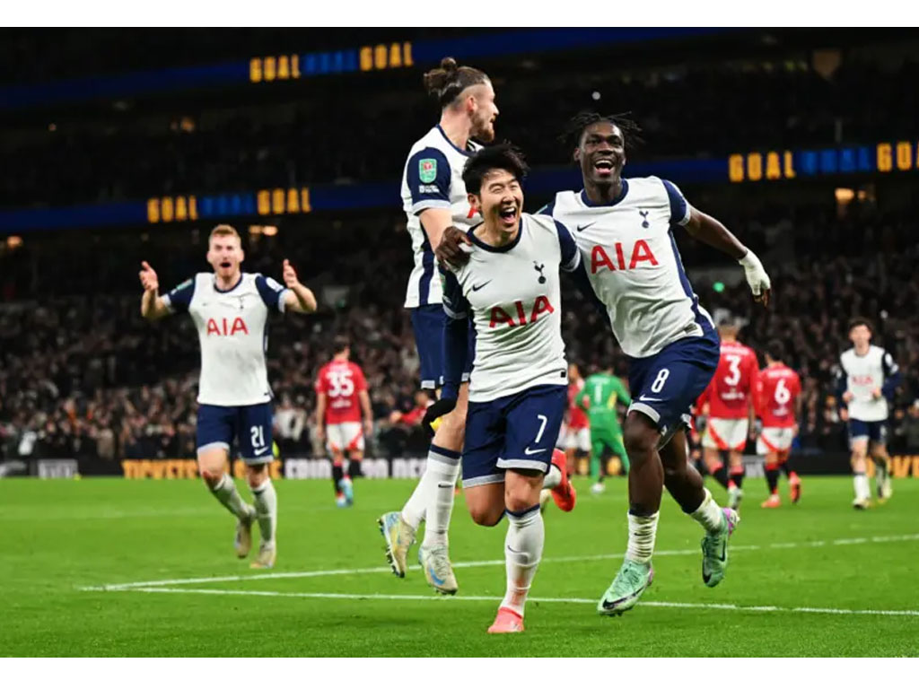 pemain Spurs rayakan gol