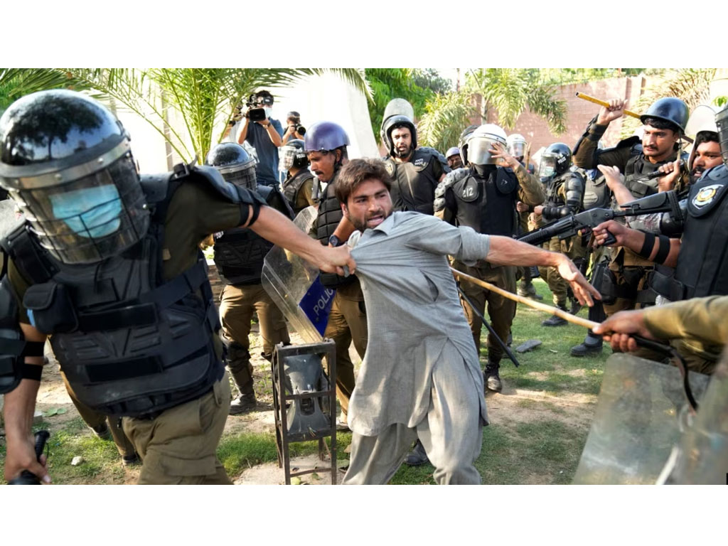 polisi tangkap demonstran di Pakistan