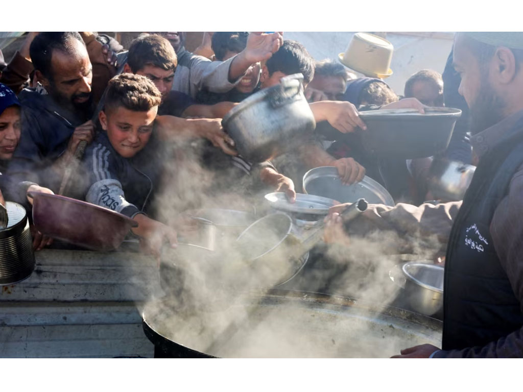 Warga Palestina terima bantuan makanan