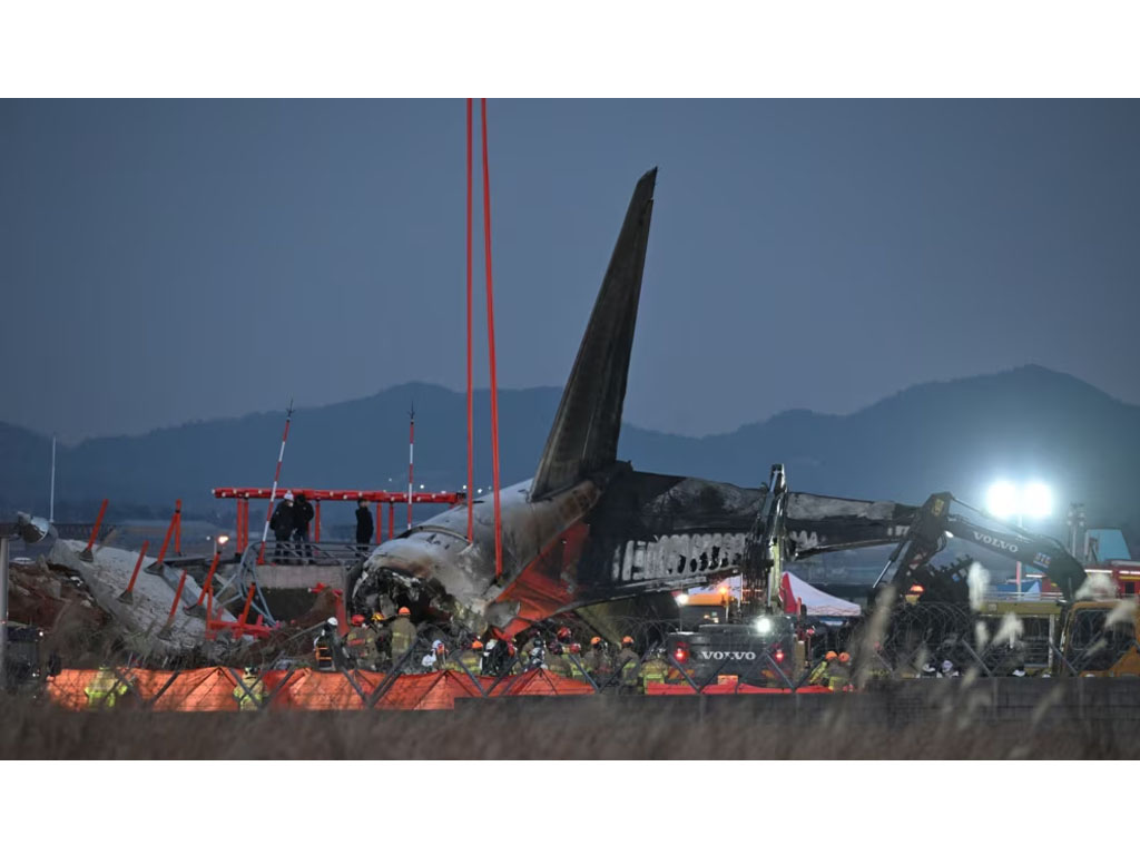 petugas damkar padamkan api pesawat Jeju AIr