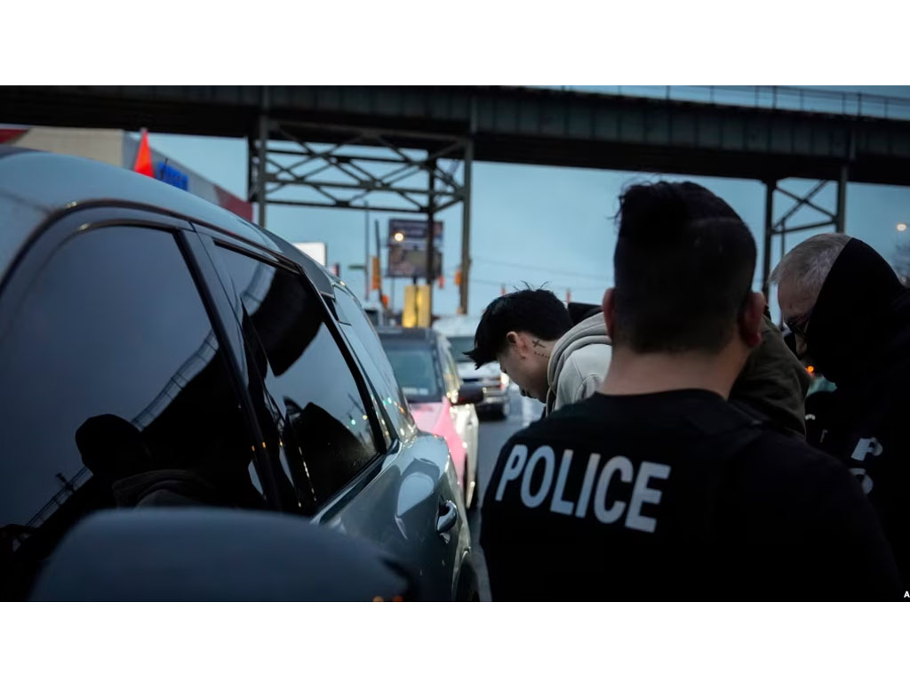 petugas deportasi di Bronx NY