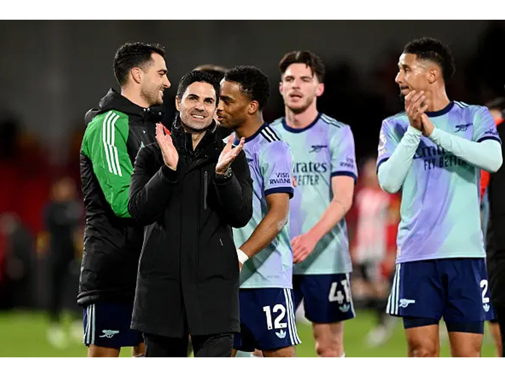 arteta dan pemain rayakan kemenangan