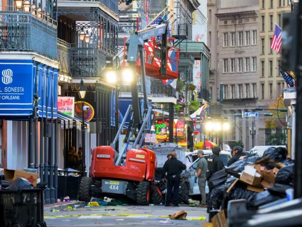 truk putih yang menabrak lift kerja New Orleans