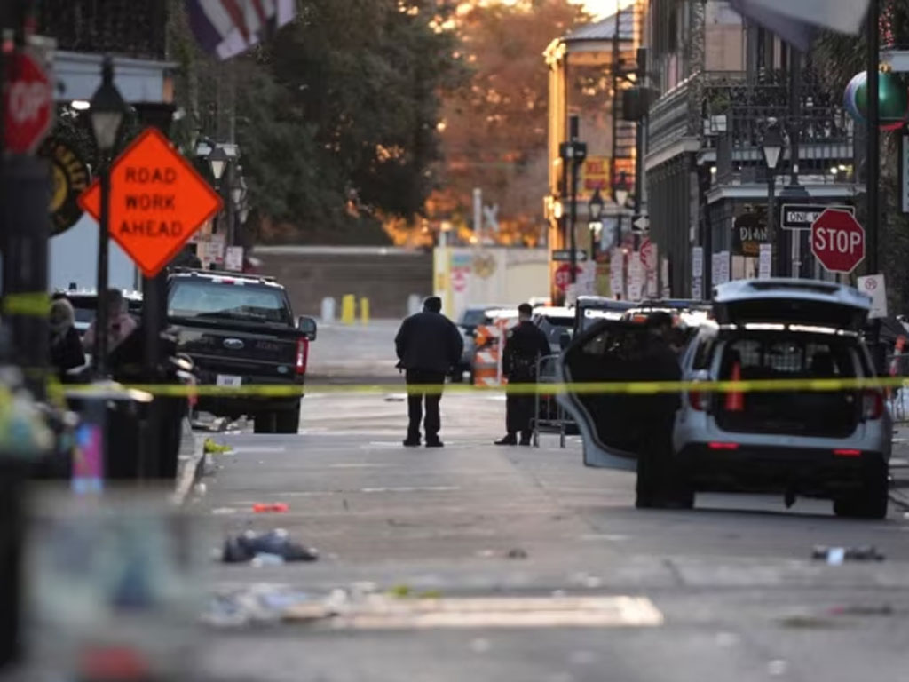 Petugas darurat tiba di lokasi kejadian di New Orleans