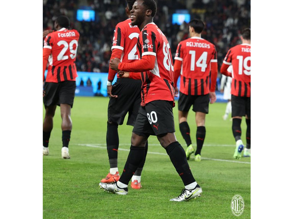 pemain milan rayakan gol