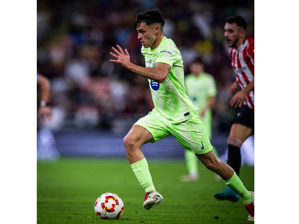 pemain Barca giring bola ke gawang Athletic di semifinal super cup