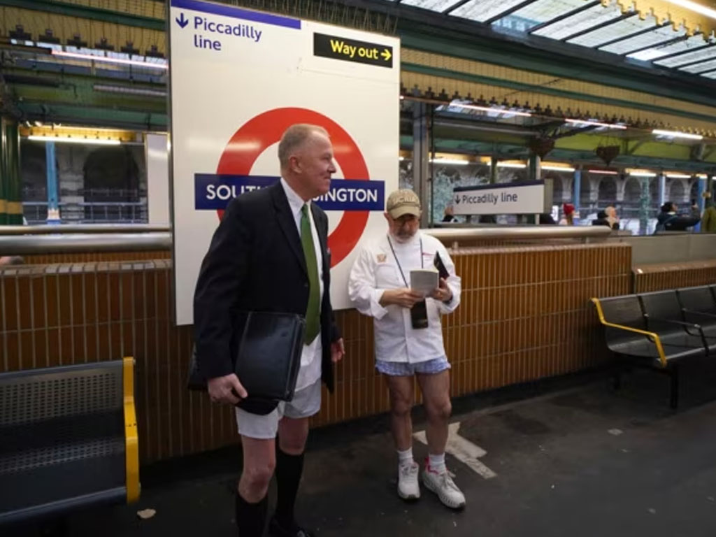 Dua pria pakai celana pendek di London
