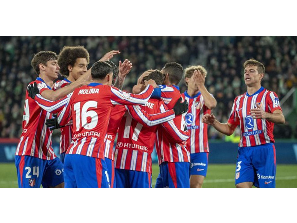 pemain atletico rayakan kemenangan