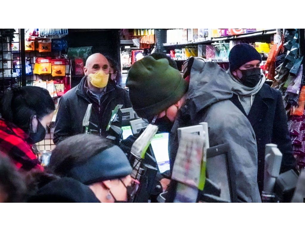 warga pakai masker di NY