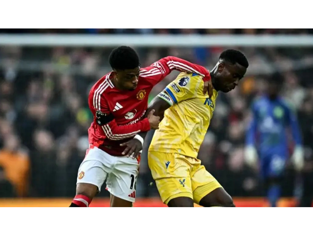 pemain united berebut bola dng pemain palace