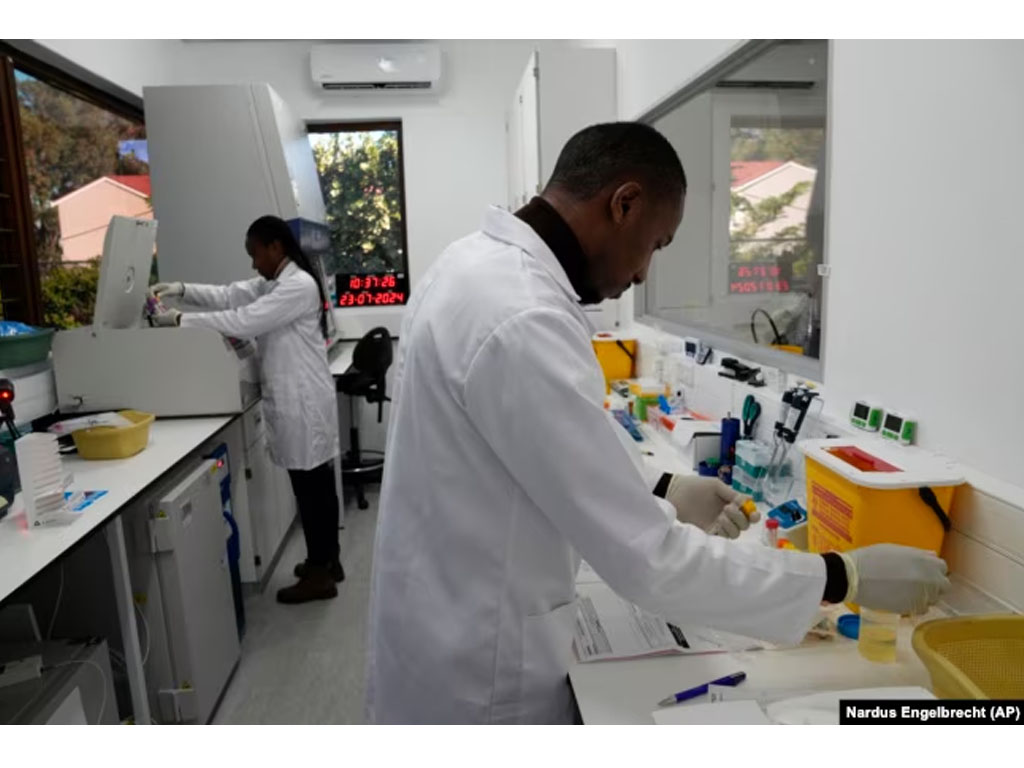 Teknisi laboratorium Xolile Mhlanga