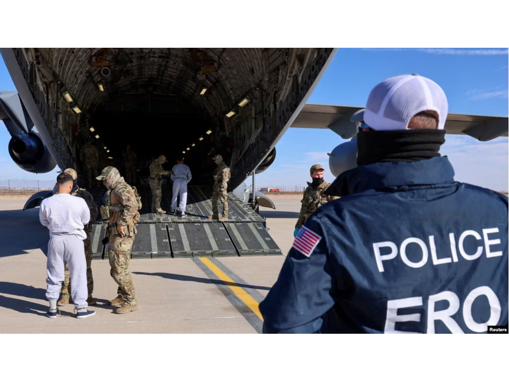 pesawat militer AS bawa imigran