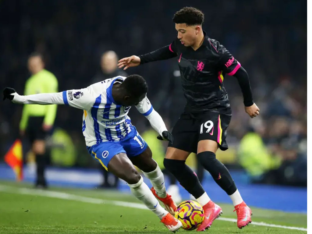 pemain brighton dan chelsesa berebut bola