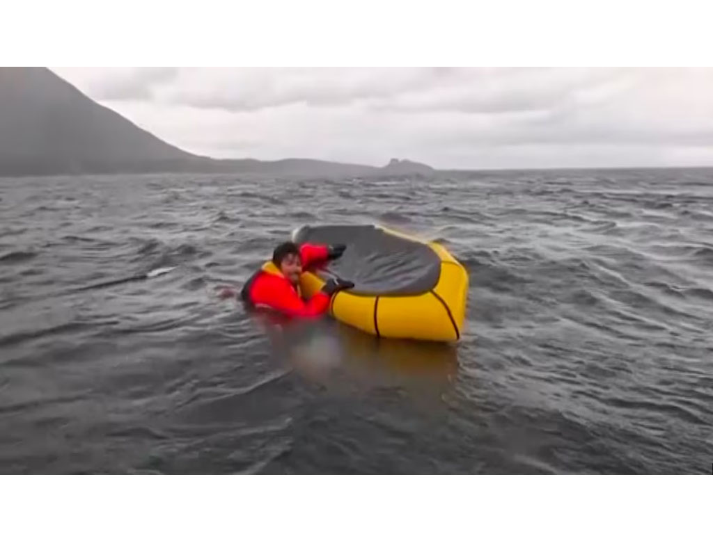 pendayung kayak ditelan paus
