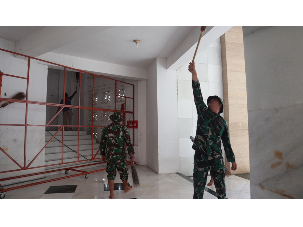 prajurit LW bersihkan masjid 1