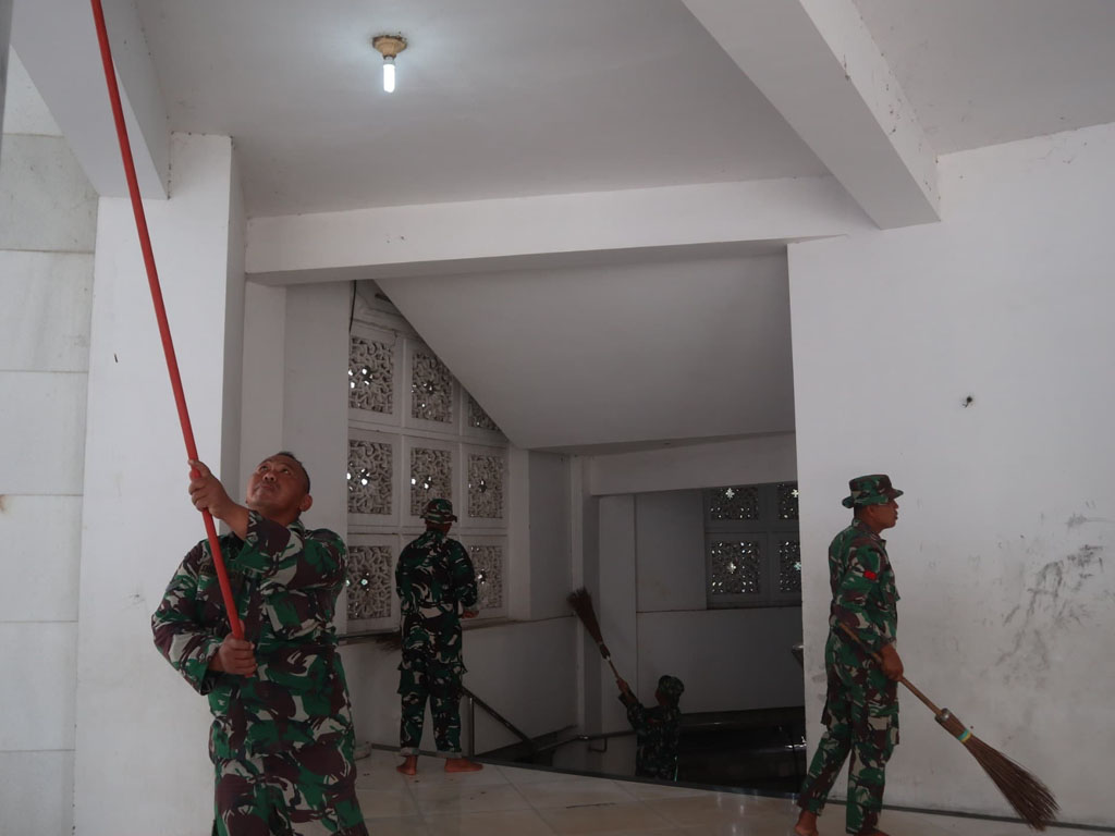 prajurit LW bersihkan masjid 2