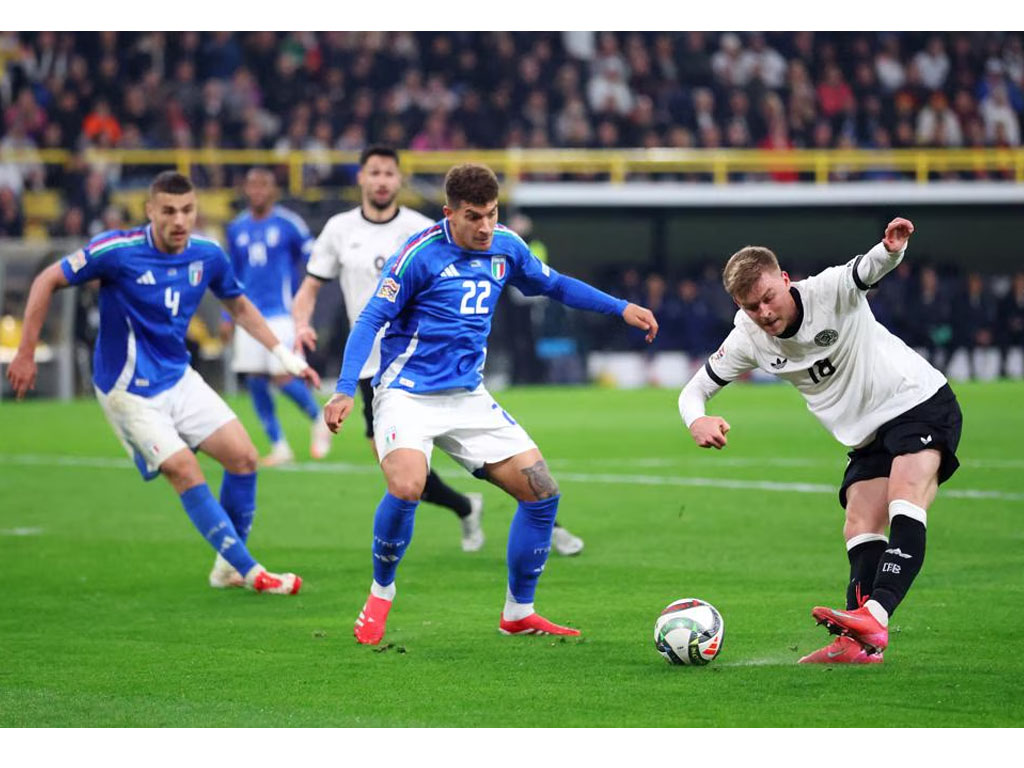 Pemain Jerman giring bola