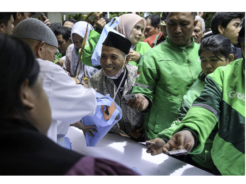 warga terima bingkisan