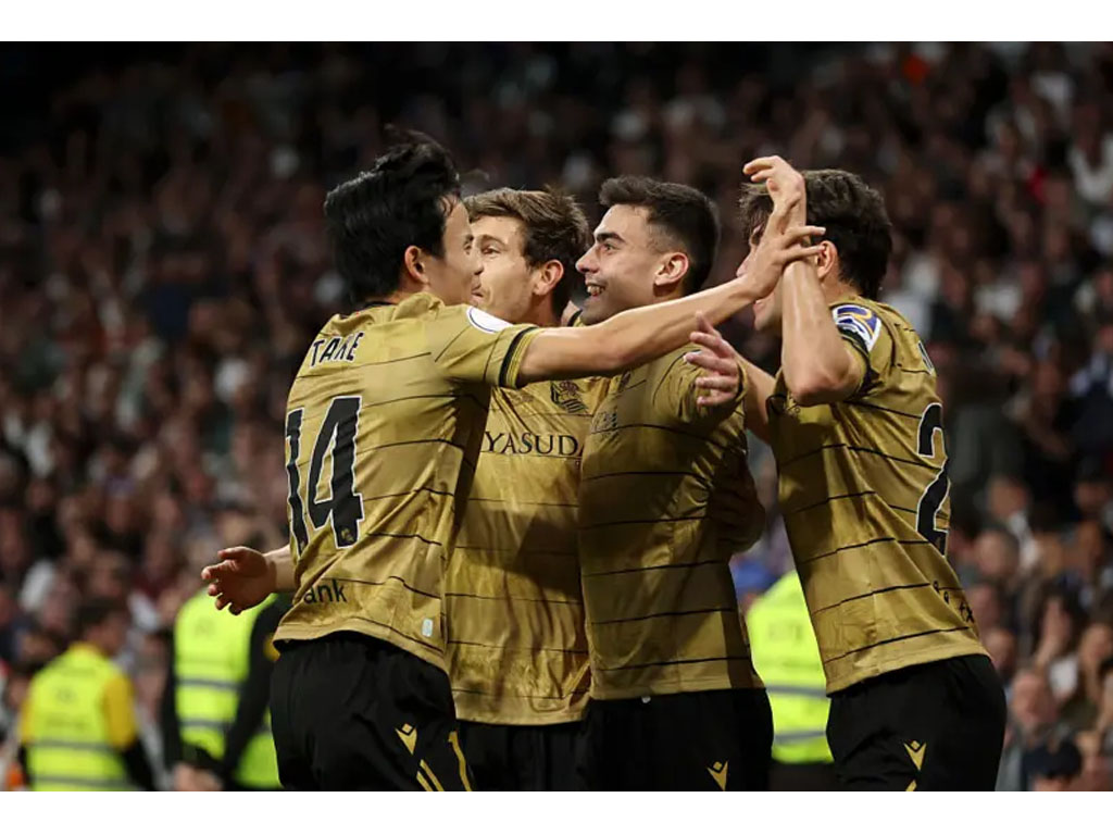 pemain sociedad rayakan gol