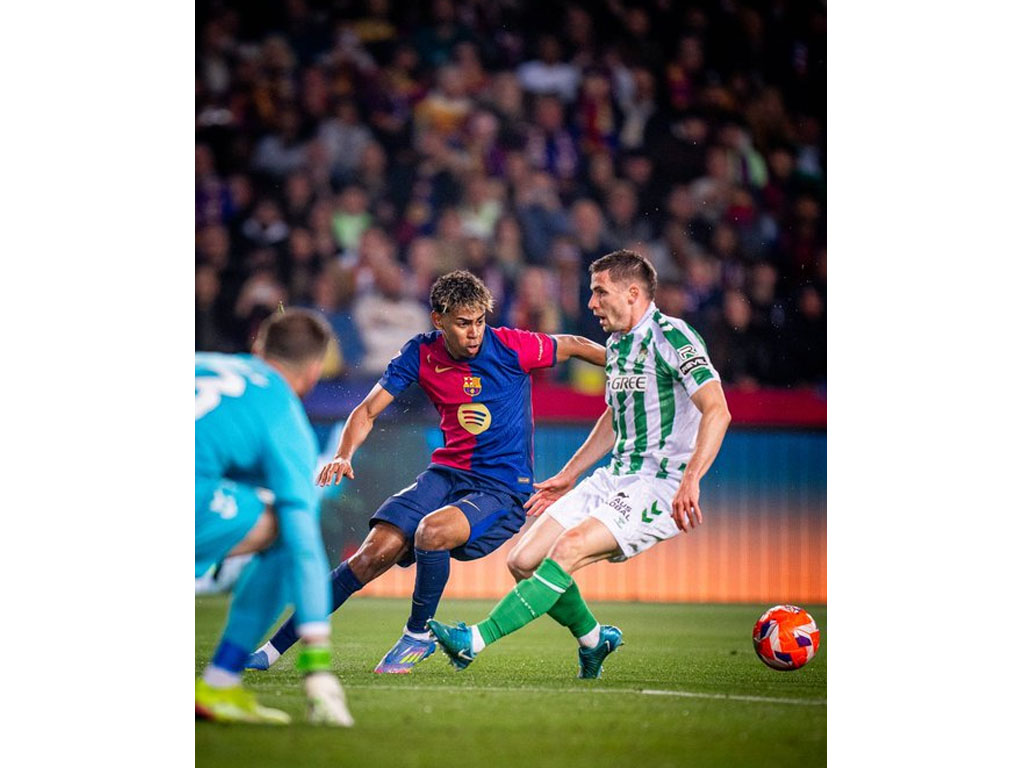 pemain barca dan betis berebut bola