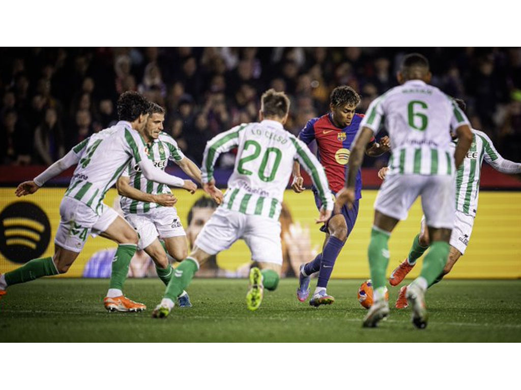 pemain barca dikerubuti pemain betis