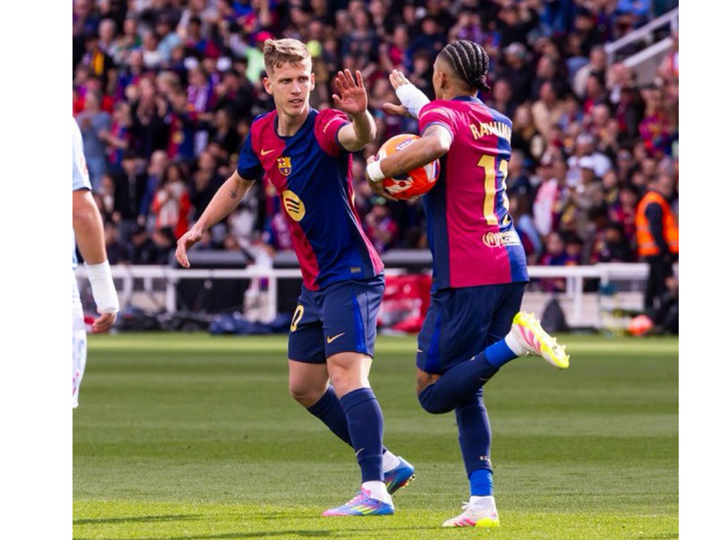 pemain barca rayakan gol