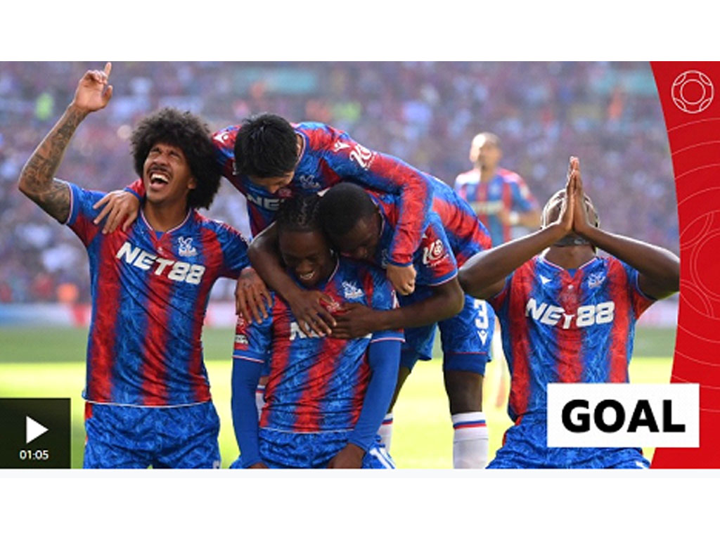 pemain palace rayakan gol