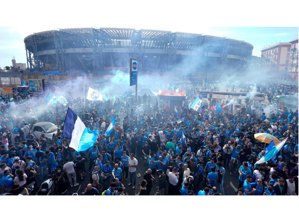 fans napoli rayakan kemenangan