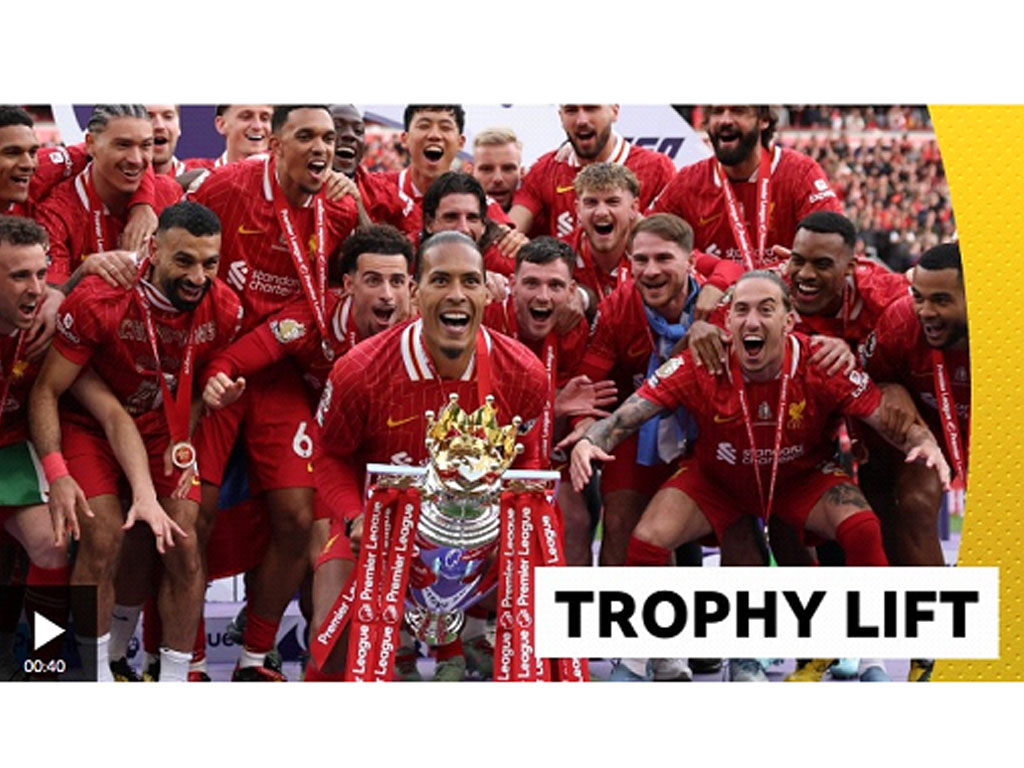 Liverpool angkat trofi