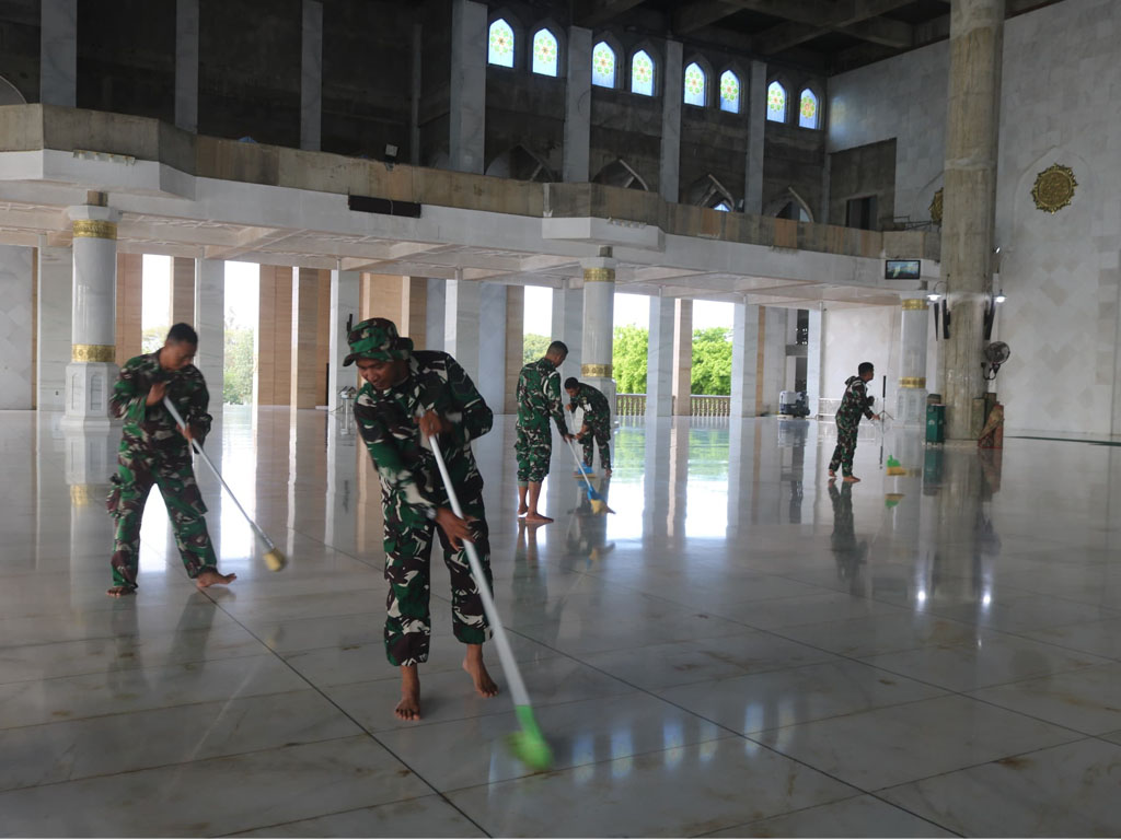 prajurit TNI bersihkan masjid Lhokseumawe1