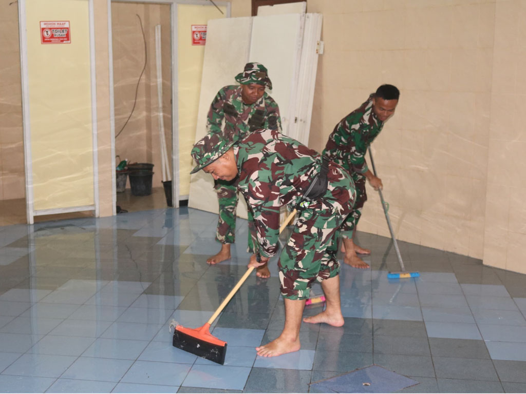 prajurit TNI bersihkan masjid Lhokseumawe2