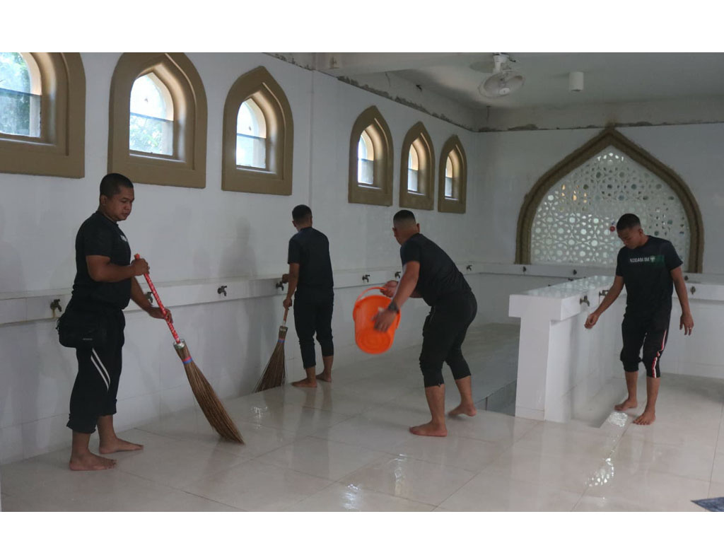 prajurit TNI bersihkan masjid Lhokseumawe4