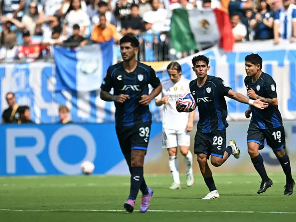 pemain pachuca rayakan gol