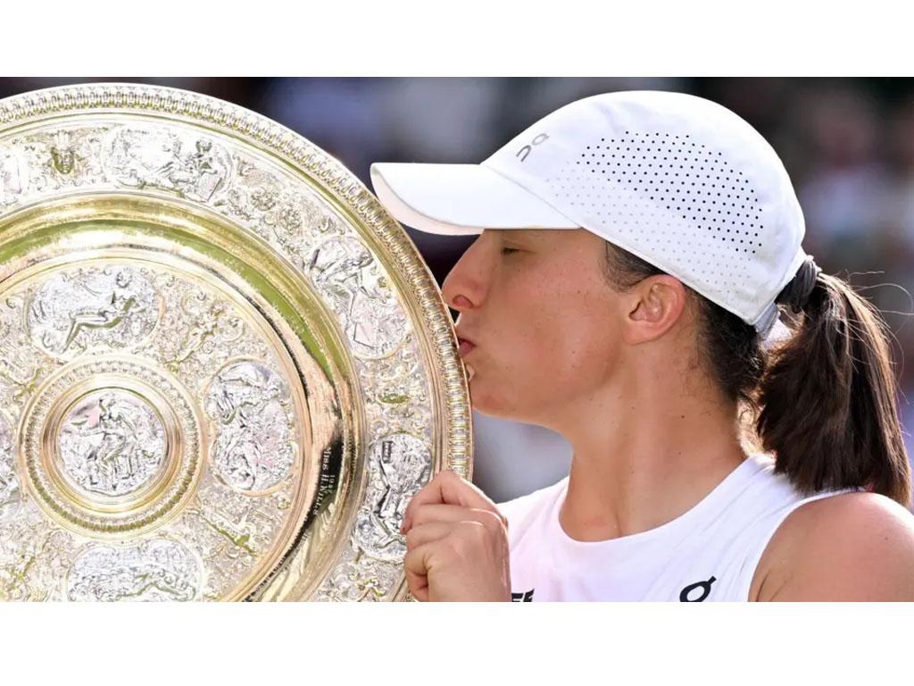 Swiatek angkat trofi Wimbledon
