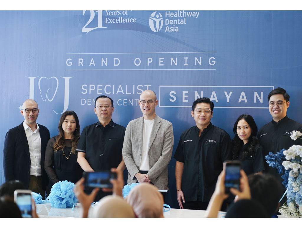 (Ki-Ka): Max Suhardiman (Director of JnJ Specialist Dental Centre Group), drg. Maitriya Ojong (Management Team), drg. Jeddy, Sp.KGA (Founder & Medical Director JnJ Specialist Dental Centre), Abram Suhardiman (CEO of Healthway Medical Group), drg. Jeffrey Dwijayana Susanto Sp.KG (Head of Clinic, JnJ Specialist Dental Centre Senayan), drg. Jeni Afifah (Manager of Global Dental Lab), drg. Samuel Pramadisa (Manager of Clinic, JnJ Specialist Dental Centre Senayan) pada acara peresmian klinik di Jakarta, 8/8/2025. (Foto: Dok/Ist)