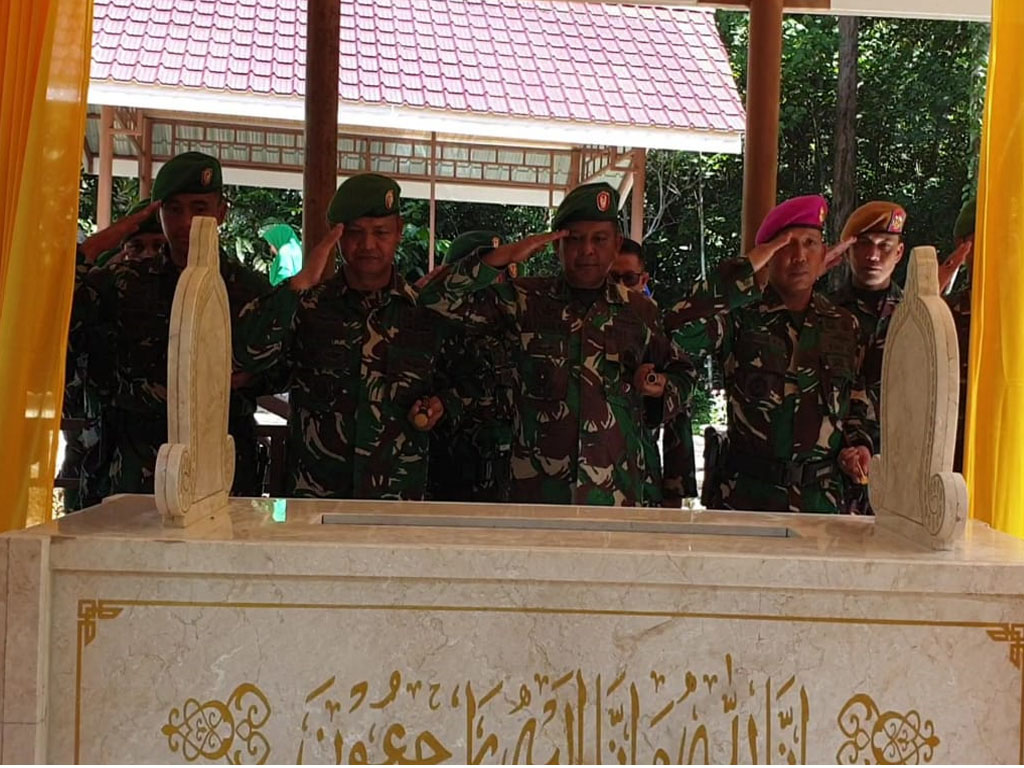 pengibaran merah putih di makam cut meuthia 3