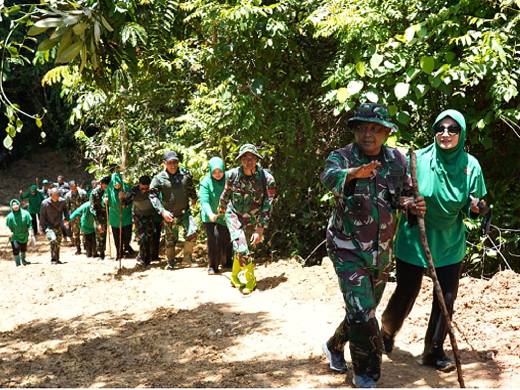pengibaran merah putih di makam cut meuthia 4