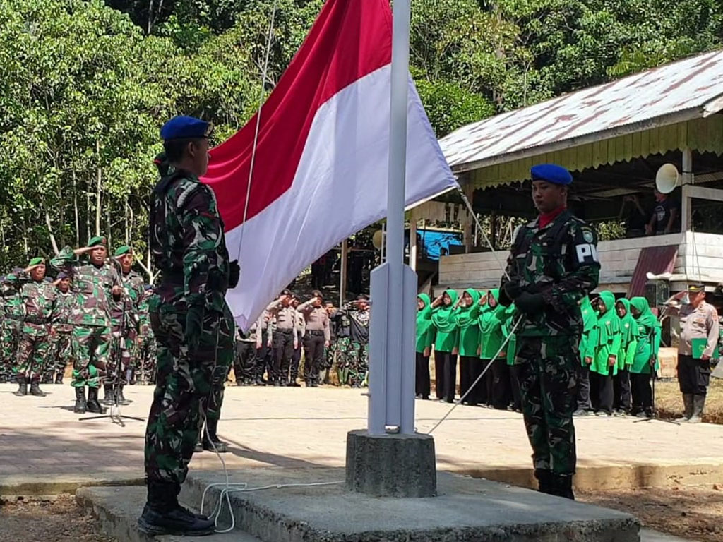 pengibaran merah putih di makam cut meuthia 1