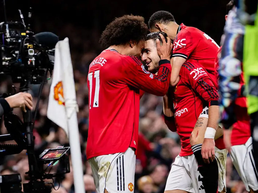 pemain MU rayakan gol