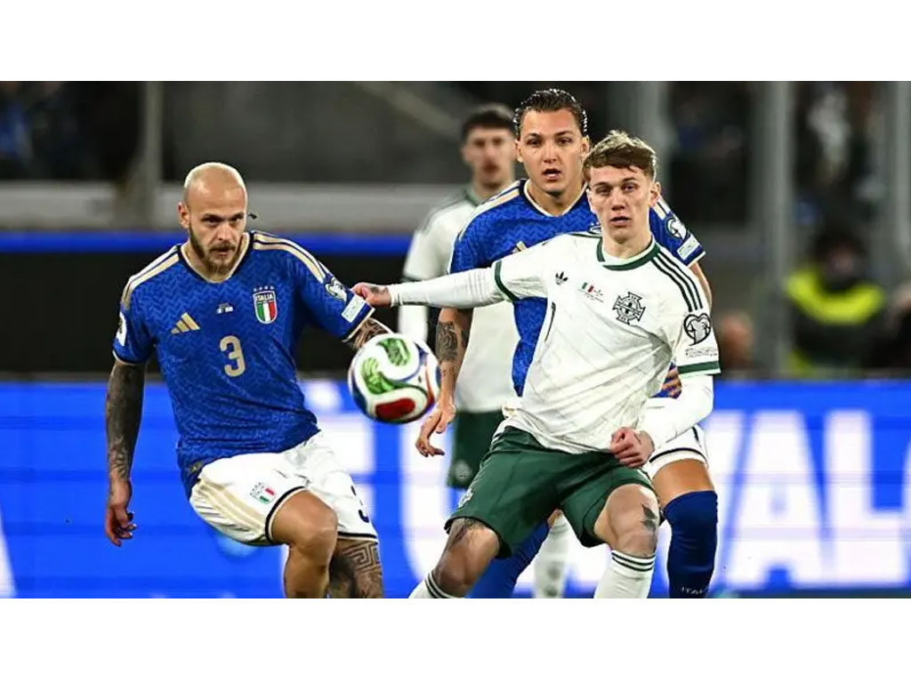 pemain Irlandia berebut bola dg pemain Italia
